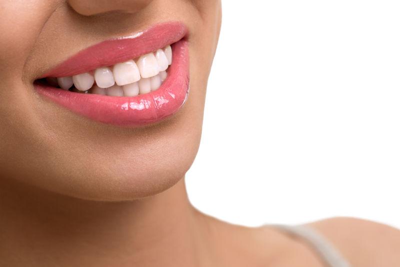 嘴巴露牙齿的面相 精力充沛又高又突出的女人个性非常强